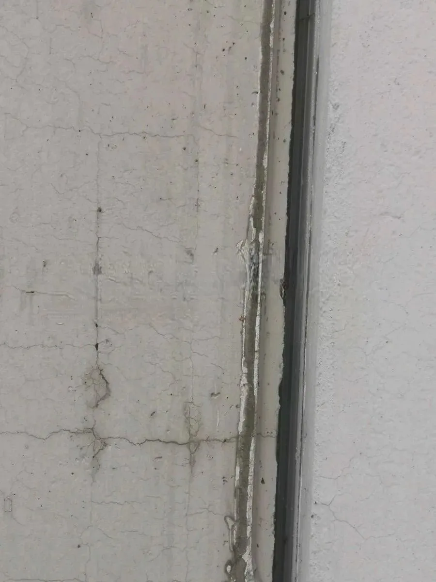 🏚️ В доме на Знаменских Садках оголились межпанельные швы