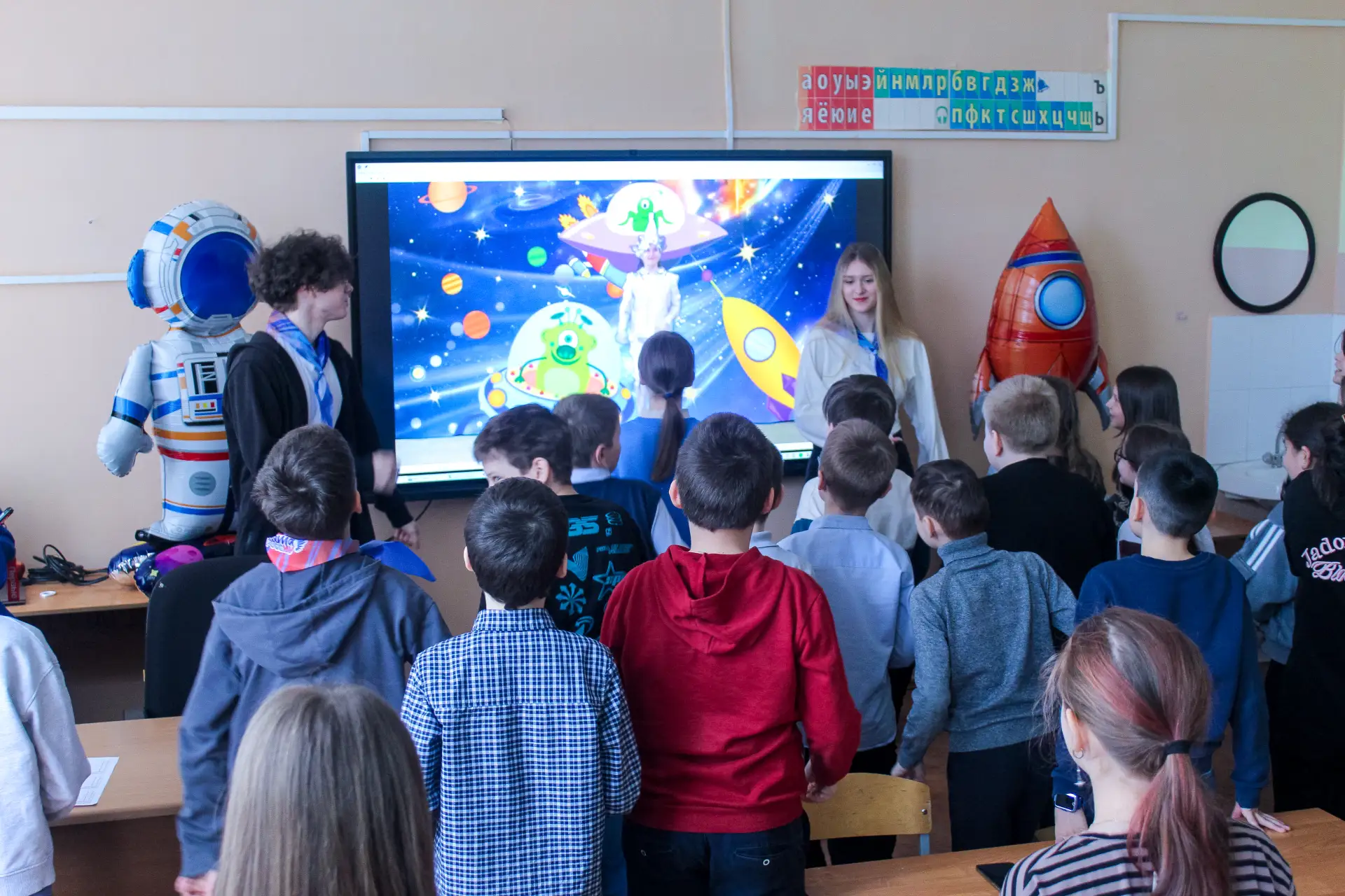Наставники рядом — и космос становится ближе! 🚀  📣 В пятницу накануне Дня космонавтики в нашей школе