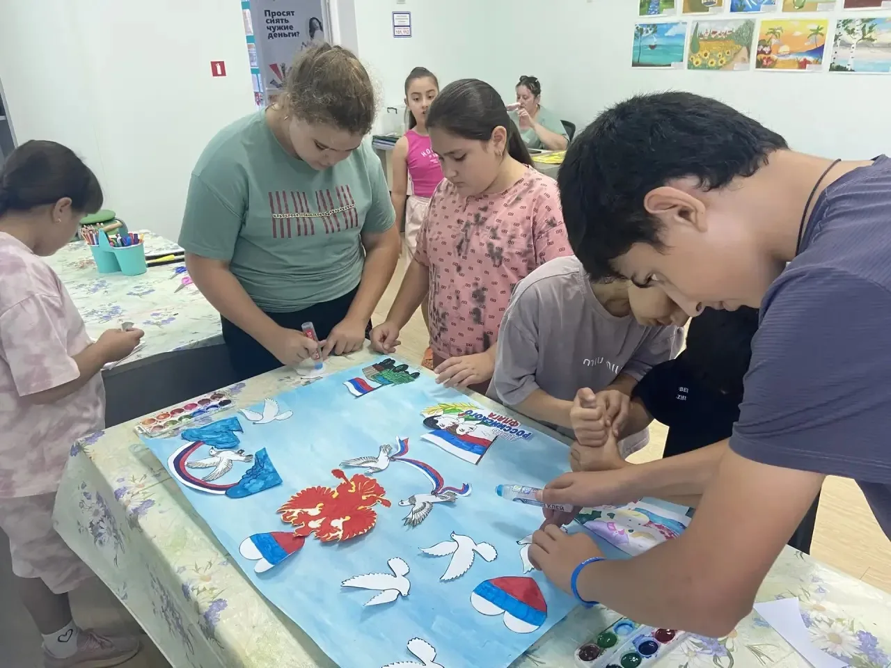 🇷🇺Сегодня в сельском клубе с.Шереметьевского прошел творческий мастер-класс «Три цвет...