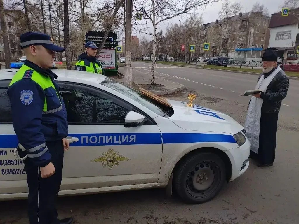 Священник освятил самые аварийные участки дорог в Братске и Братском районе  19 мая Иерей Павел Ялан