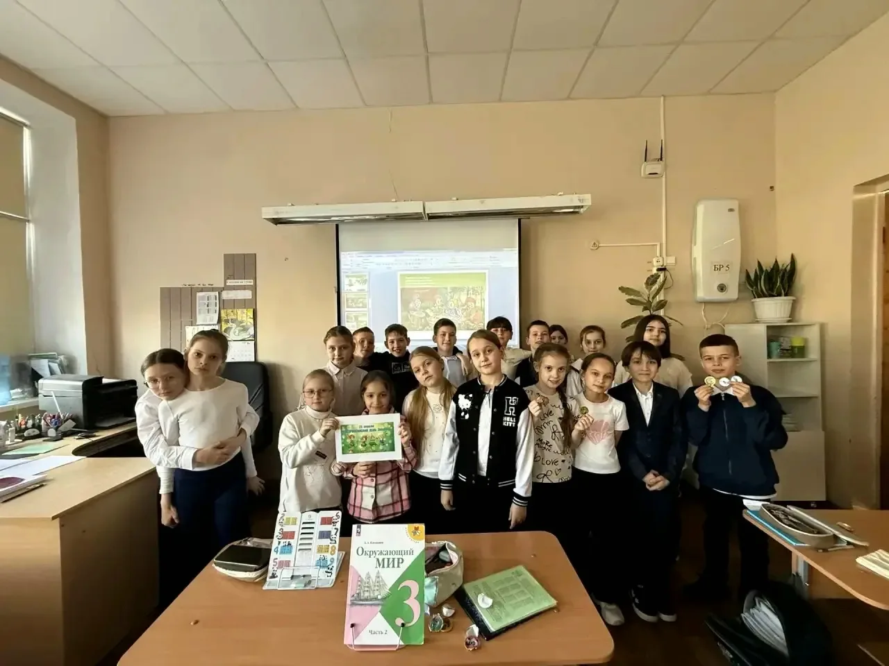 Ученики 3 "А" класса приняли участие в мероприятиях ко Дню Эколят и оформили совместную работу. Вот 