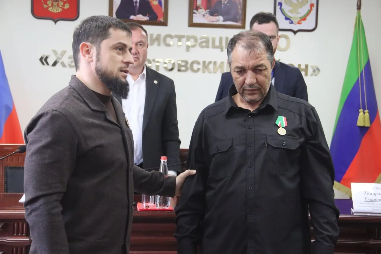 Два жителя Чеченской Республики награждены медалями «За заслуги перед ЧР» за оказание помощи жителям
