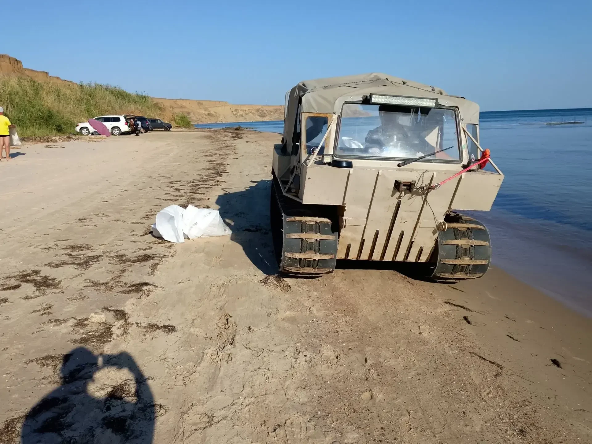 Второй день работы с выбросами вдоль посёлка Волна завершён.