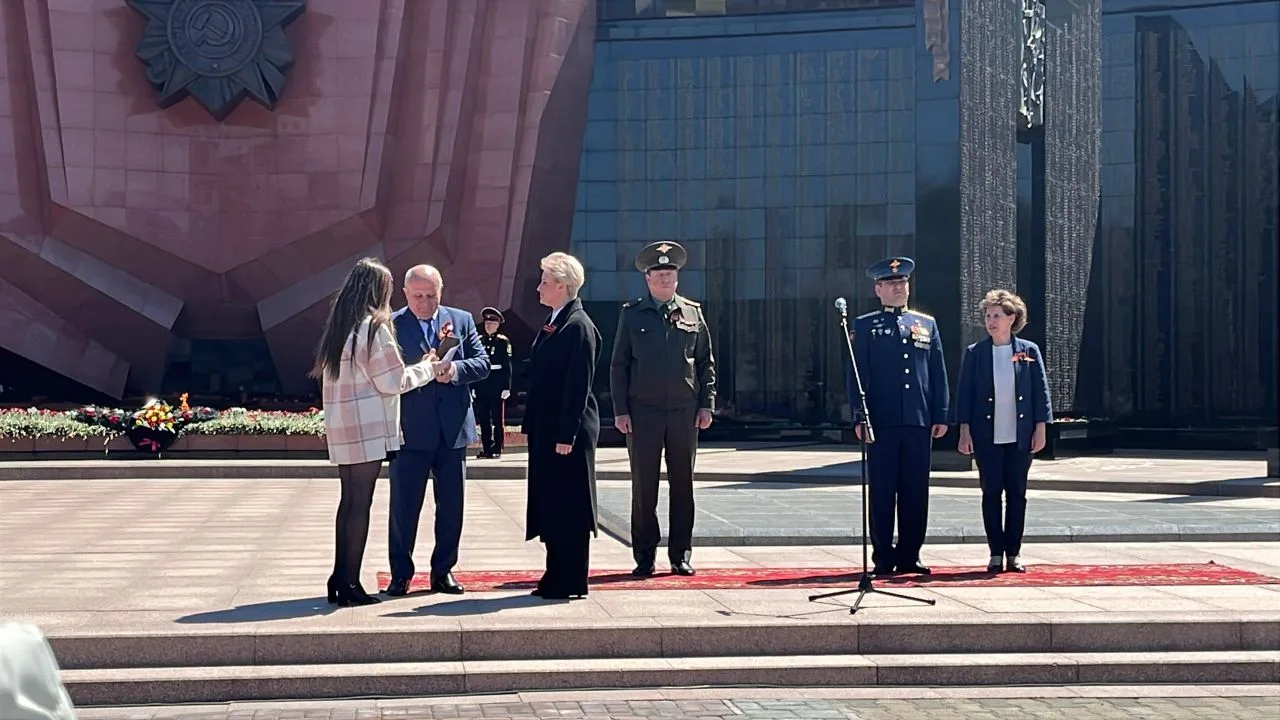 Вы все уже знаете, что вчера произошло на Мемориале площади Славы из предыдущего поста. Но если не в