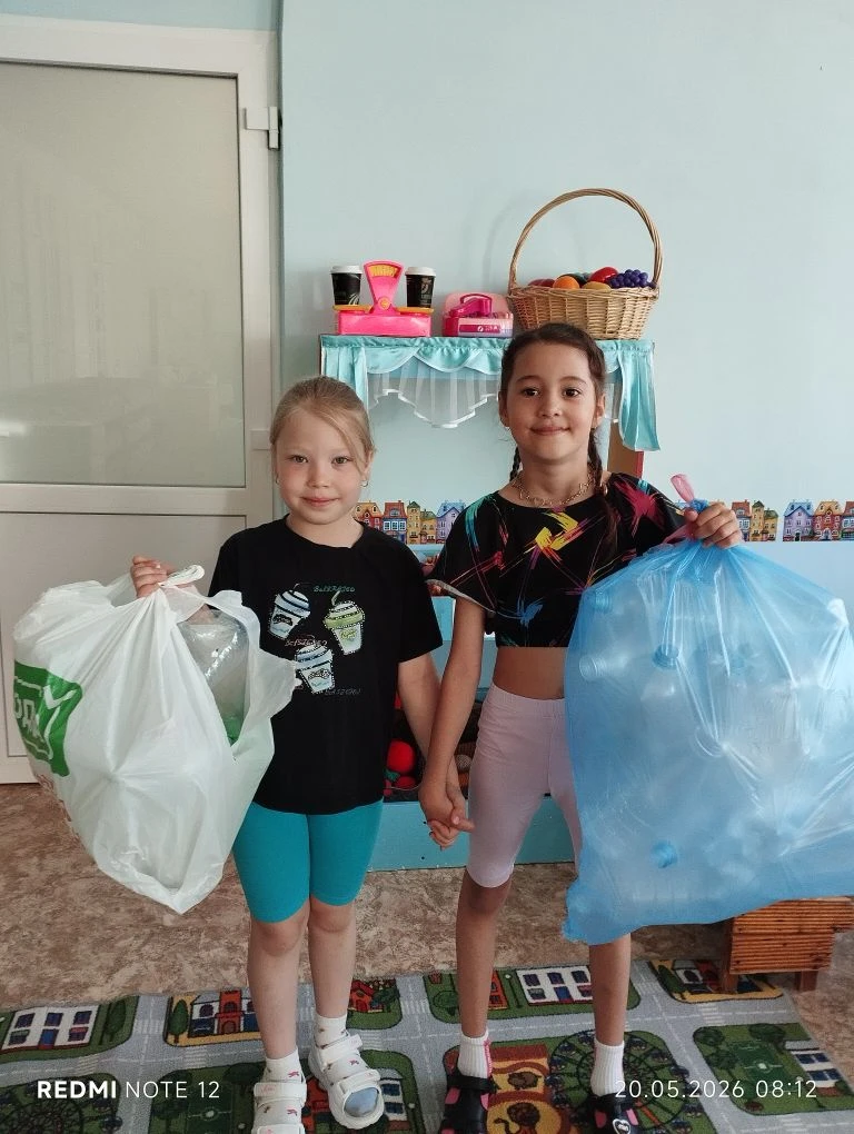 Кулиева Сафина и Ефимова Айлита из подготовительной группы продолжают собирать пластик.