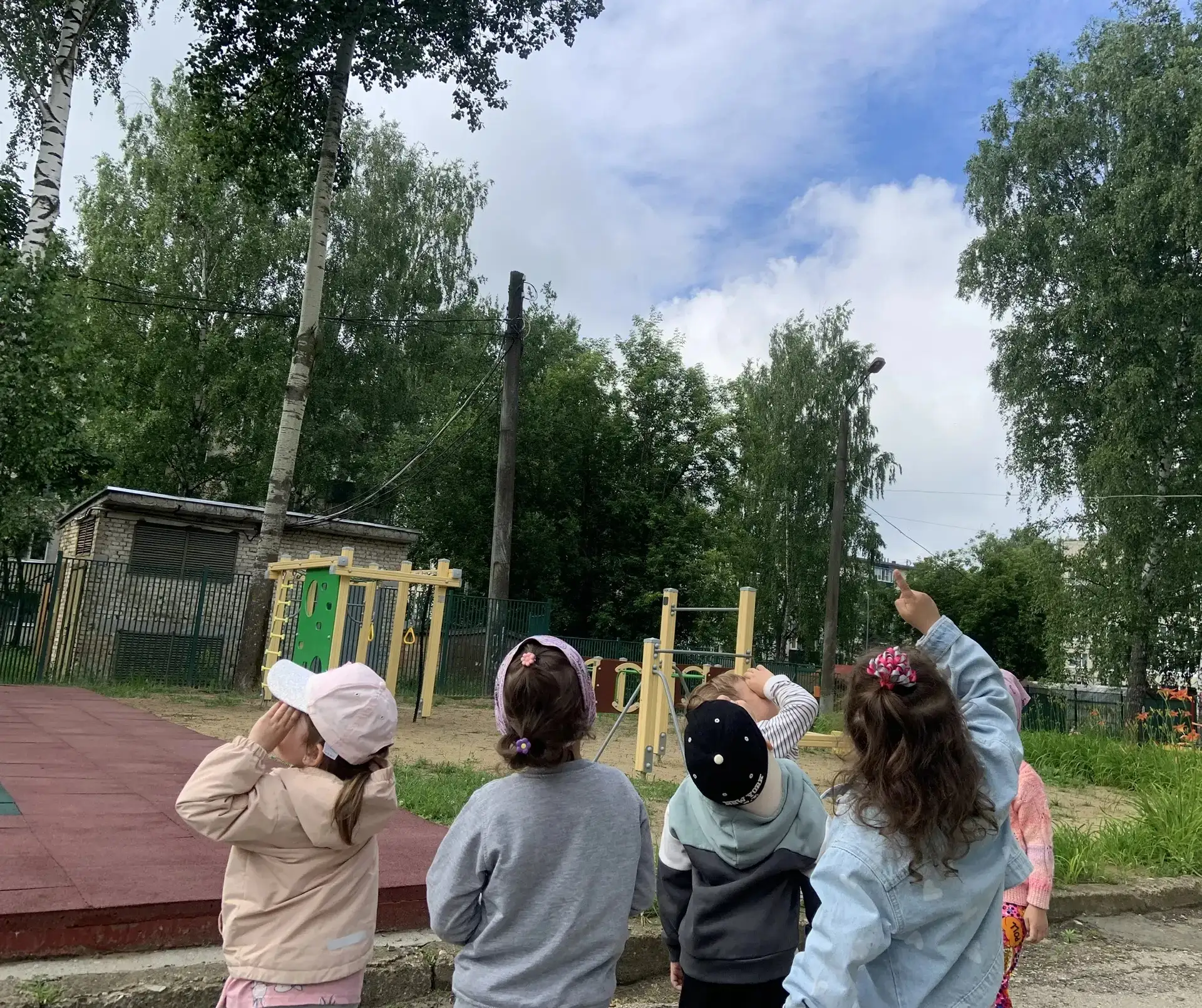 День наблюдения за облаками.
👫Сегодня в группе «Гномики» прошёл познавательный день, посвящённый на