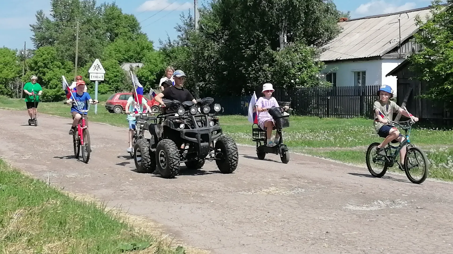 Сегодня, в День России, наш поселок гудел от радости! По улицам пронесся веселый велопр...