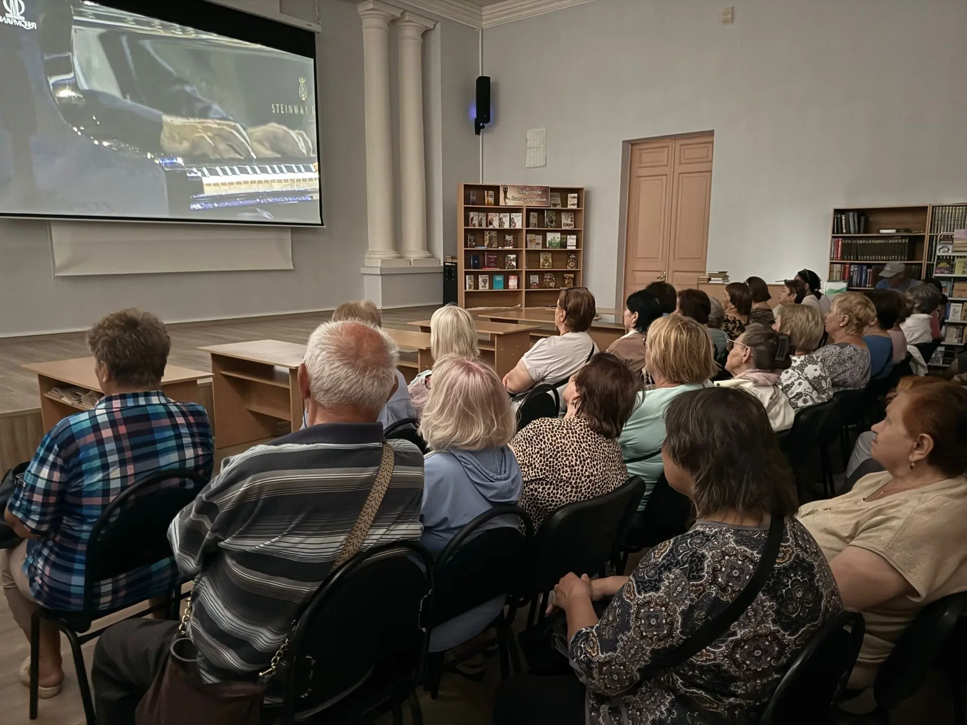 В центральной библиотеке состоялась встреча с участниками экскурсионной поездки из Старооскольского 