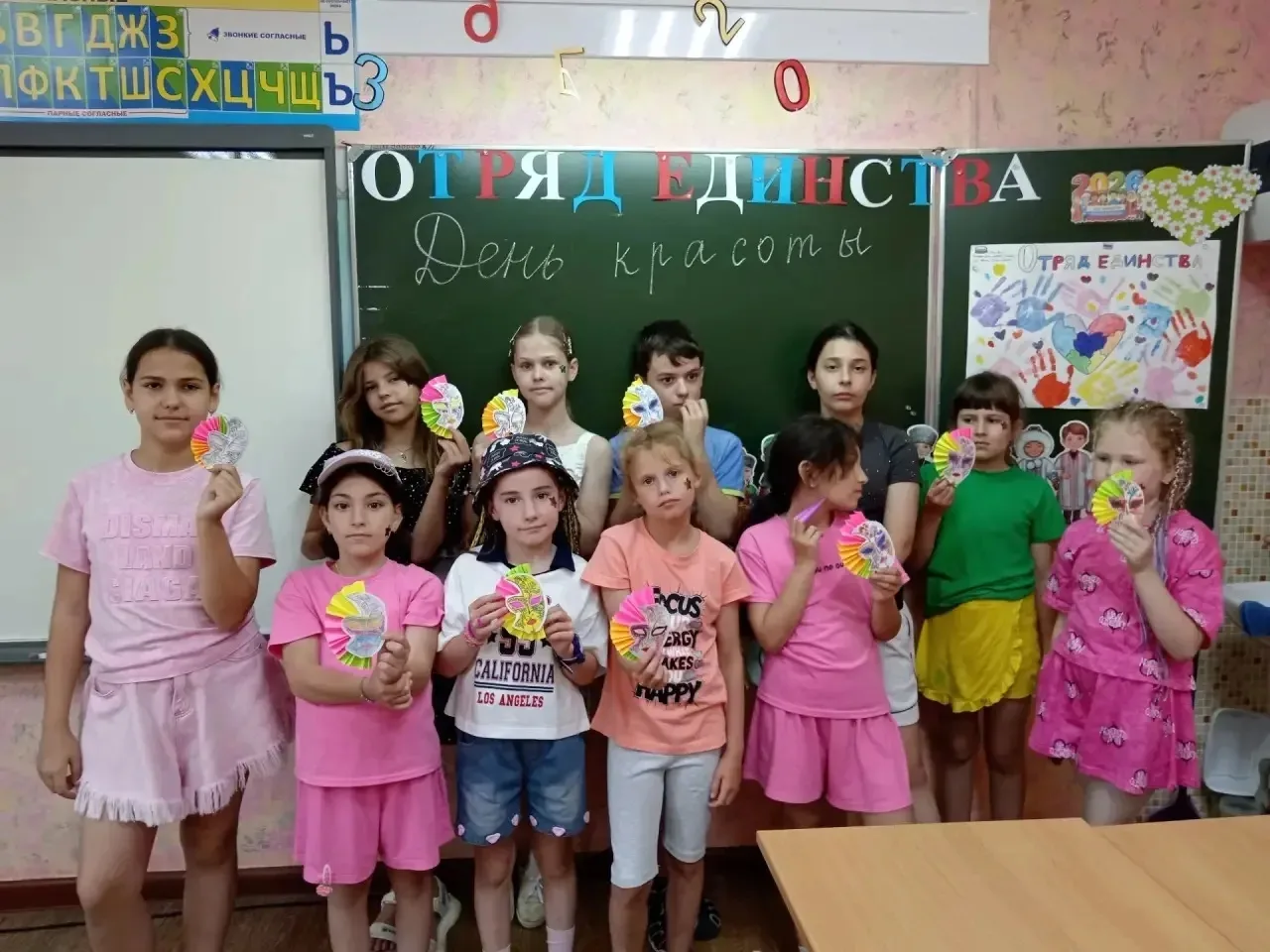 Солнечные блики и радужные краски🌈!

Десятый день в летнем пришкольном лагере расцвел ярким краскам