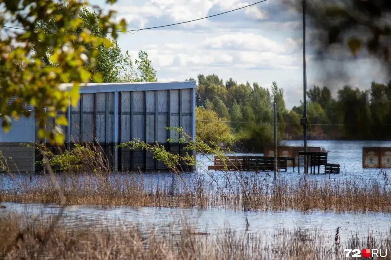 Вода до сих пор не ушла с территории городского пляжа Тюмени. Подтопленными оказались с...