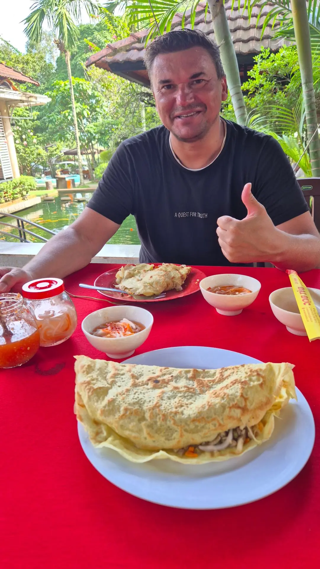 А ещё сегодня мы впервые попробовали знаменитый вьетнамский Banh Xeo 😋