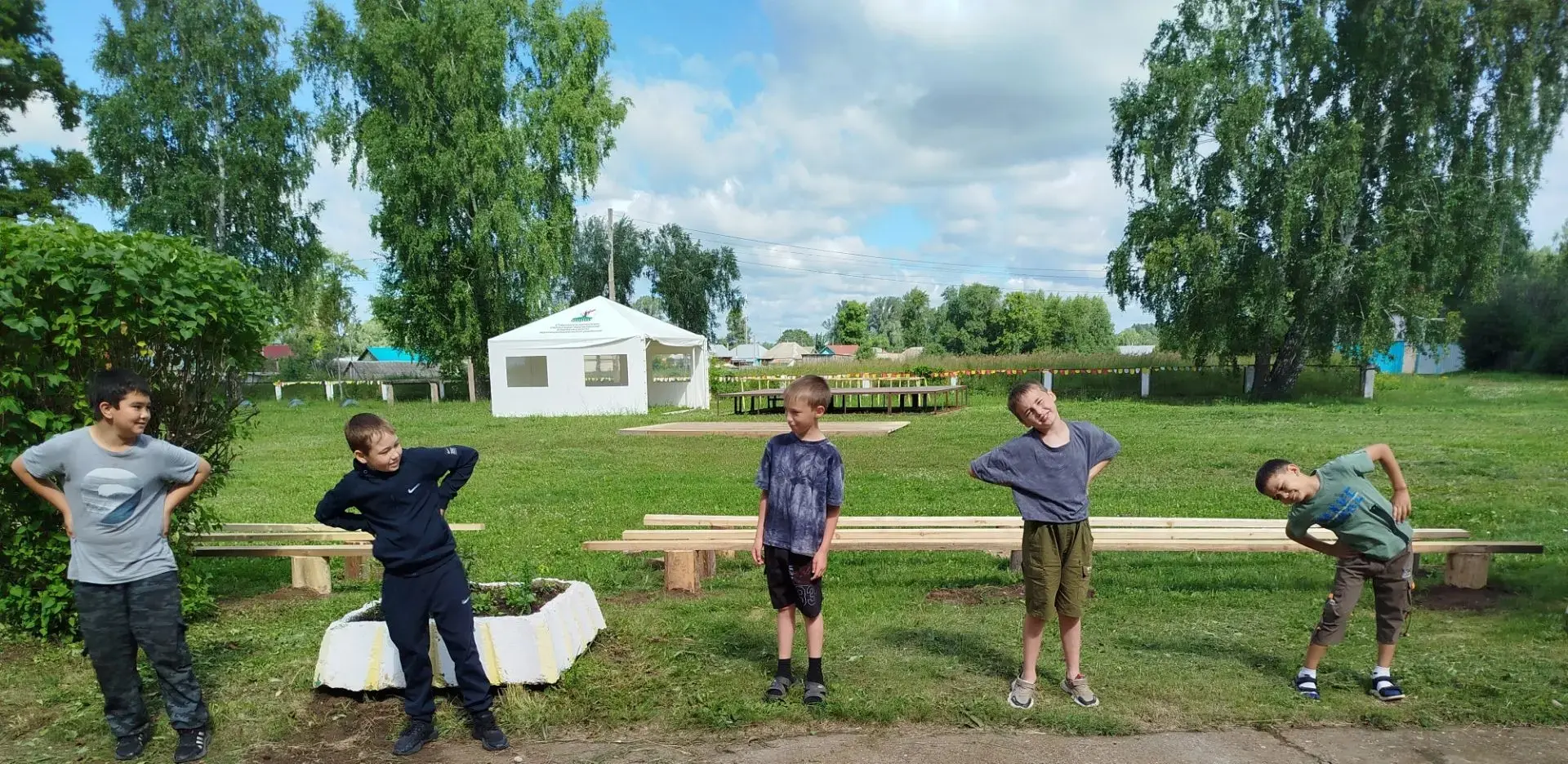 20 день школьного лагеря прошёл в рамках Дня друзей. День начался с зарядки. Затем ребя...