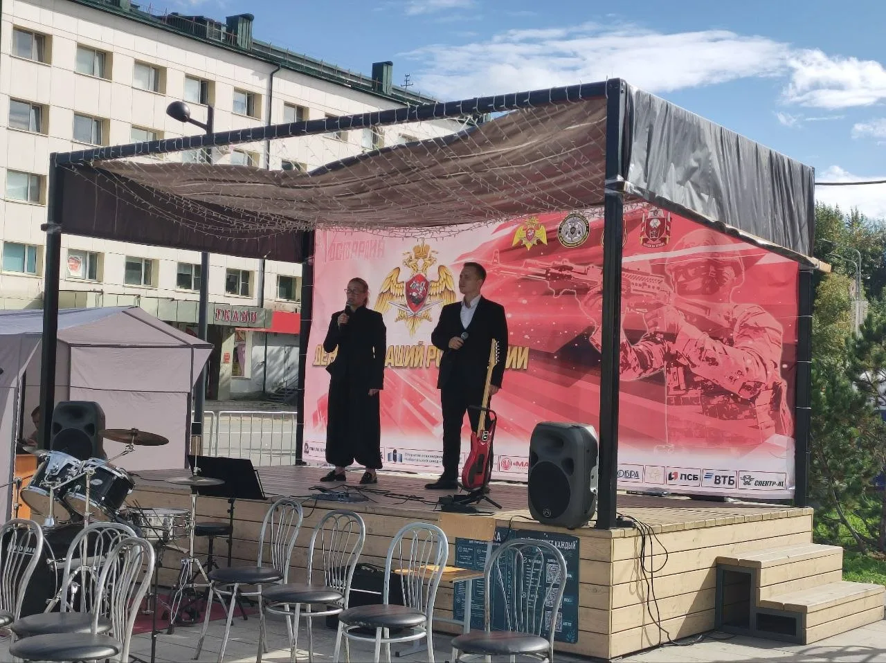 На площадке «под часами» проходит праздник от Росгвардии.