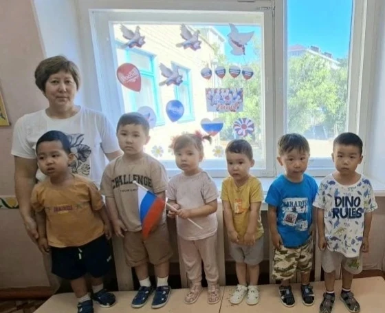 С Днём  России  нашей  славной, 
Нашей  Родины  святой!
Всем желаем мира, счастья, 
Гордости за край