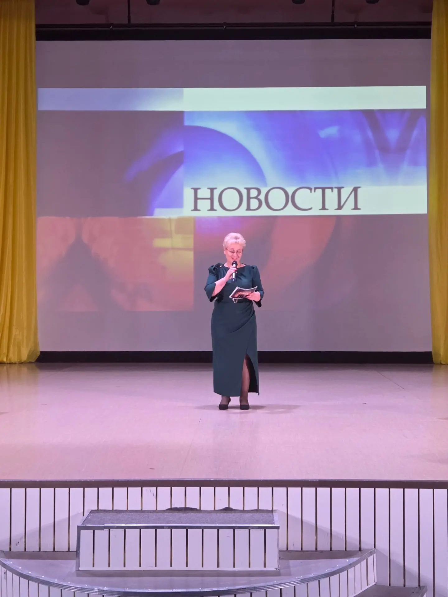 В Казачинском районном Доме культуры проходит шоу программа для старшего поколения.