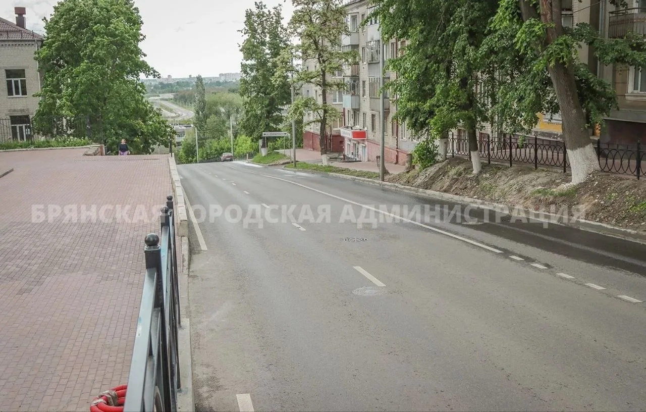На улице Горького в Брянске устанавливают чёрные ажурные ограждения  Подрядчик «Брянскавтодор» завер