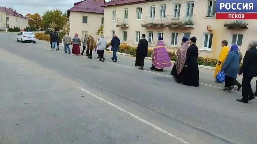 Лития по павшим воинам и молитва о живых. В Идрице прошел крестный ход в честь защитник...