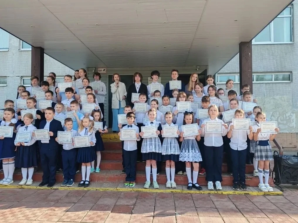 🎉На торжественной линейке прозвучали поздравления ребятам, успешно завершившим учебный год на отличн