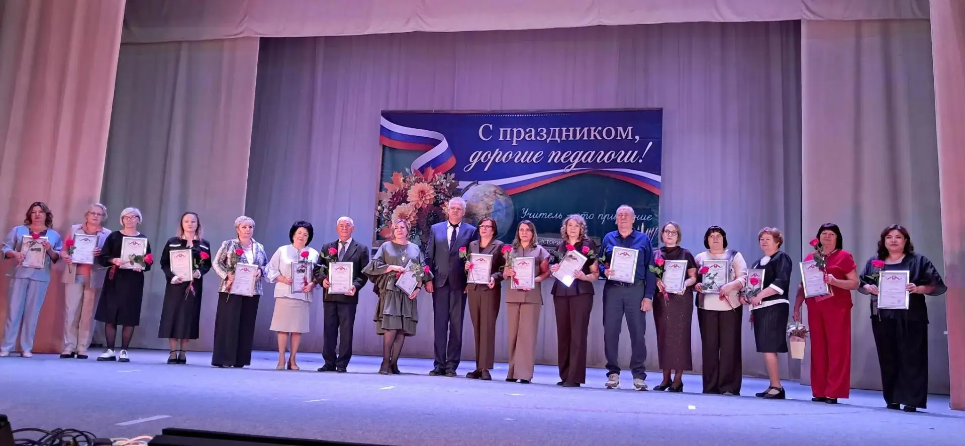 «За каждым успехом ученика стоит труд педагога»: в Новотроицке чествовали работников об...