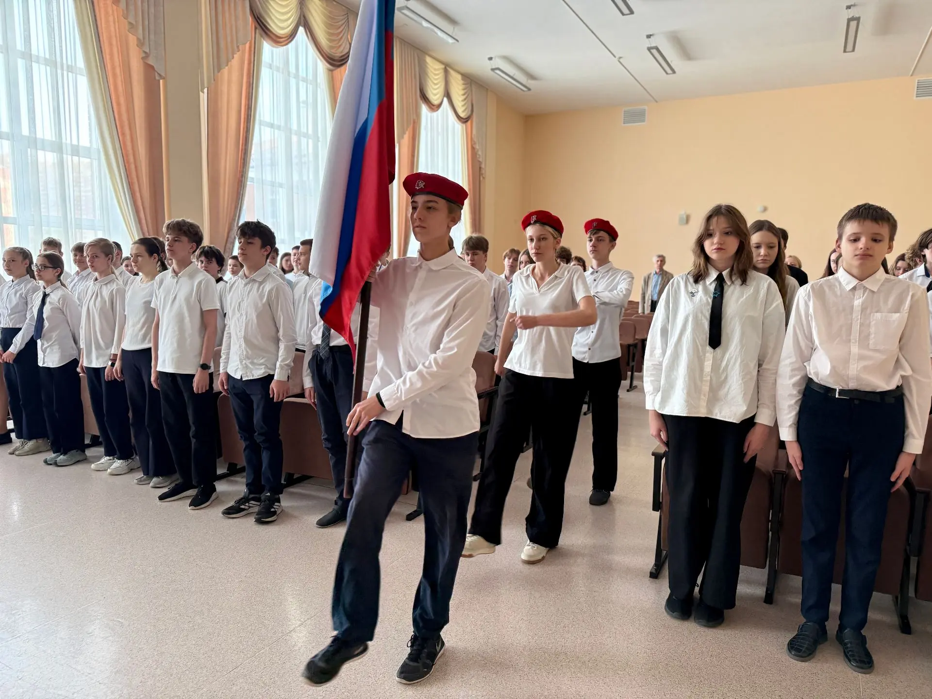 18 мая 2026 года учебная неделя в Центре образования № 58 «Поколение будущего» началась с торжествен