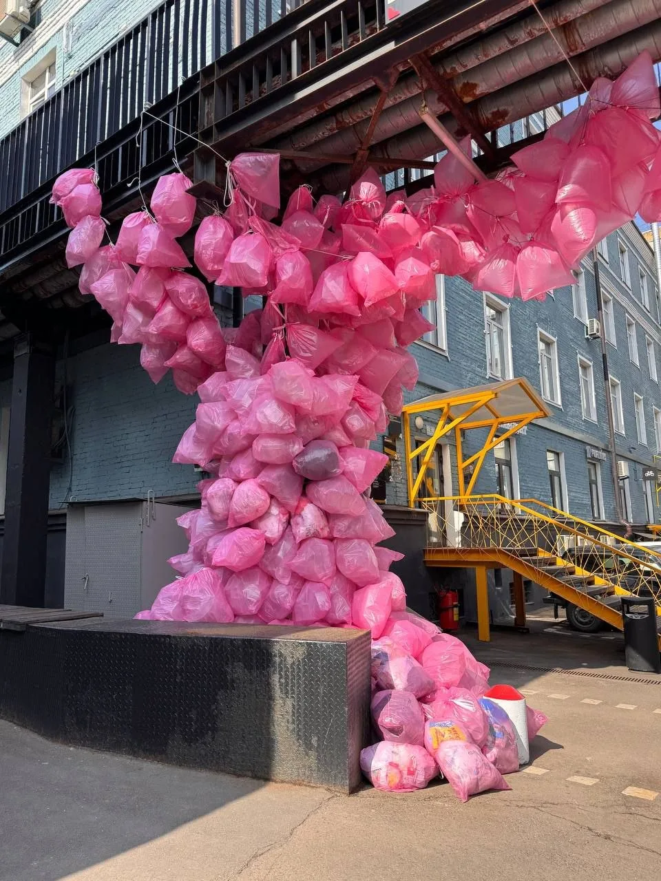 👀 Горы симпатичных отходов заполонили центр дизайна Artplay в Москве  Проект «Мусорные города» от «С