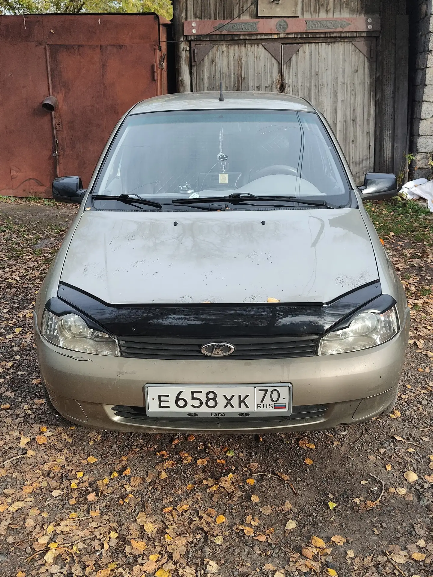 автомобиль на полном бодром ходу.
