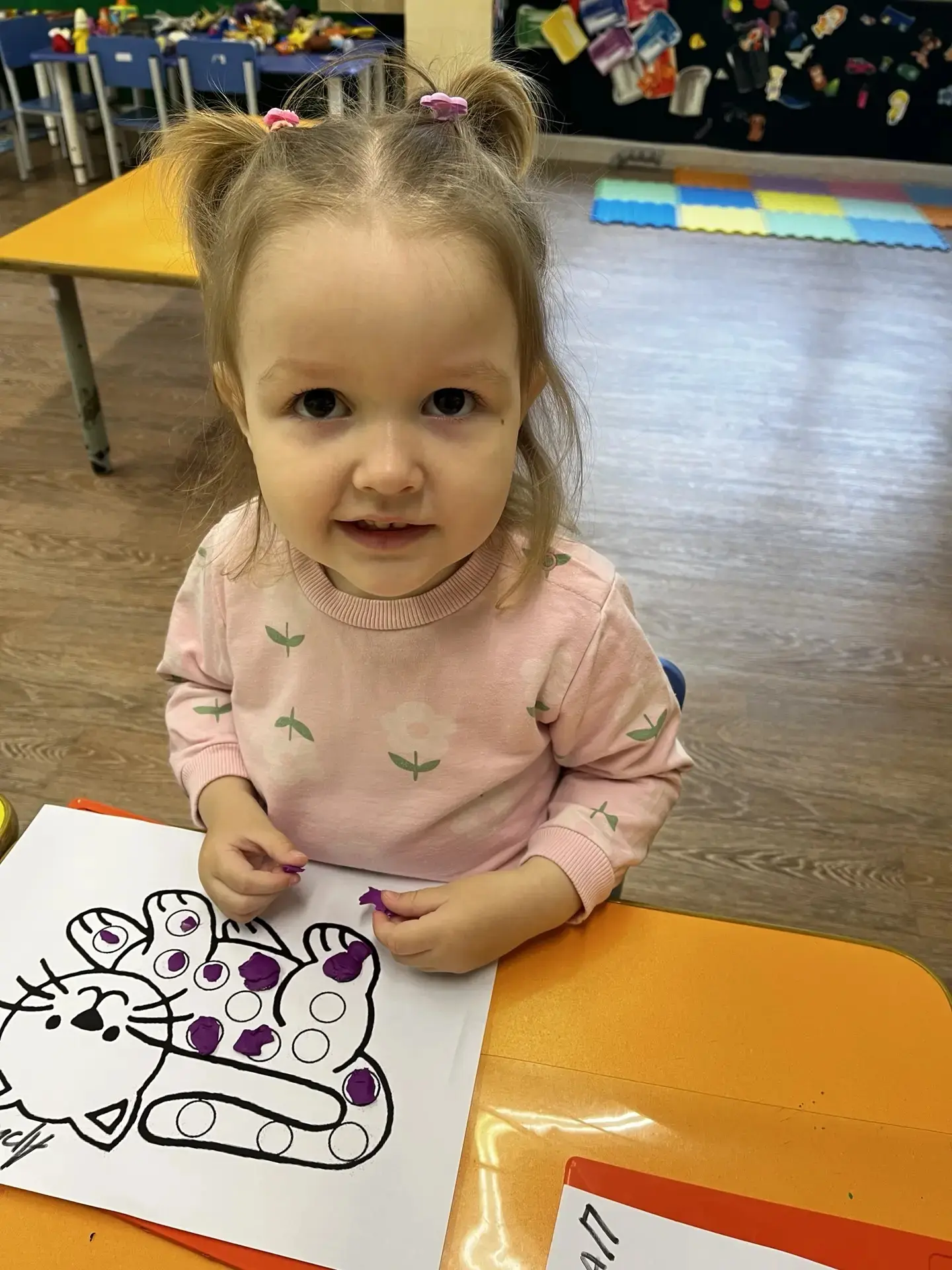 🐱 Пластилиновое волшебство: как «Зайчата» раскрасили кошечек

🌟👶 В ясельной группе «Зайчата» прош