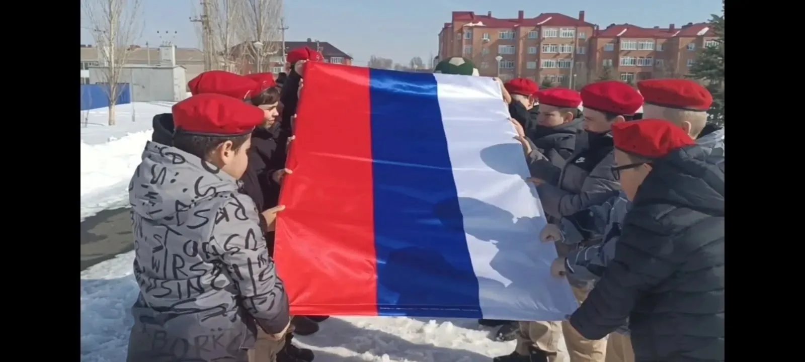 🇷🇺 Флаг единства Ученики 5«А» и 5«В» юнармейского классов МБОУ СОШ №4 присоединились к патриотическо