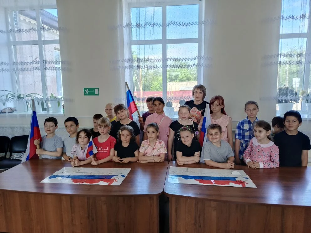 Накануне Дня России в Доме культуры прошла викторина «Я живу в России!» для ребят из пр...