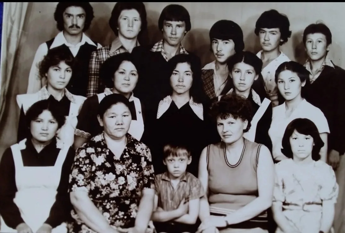 1981 год , школа N 8 , башкирский 10 «А»класс , после выпускных экзаменов.