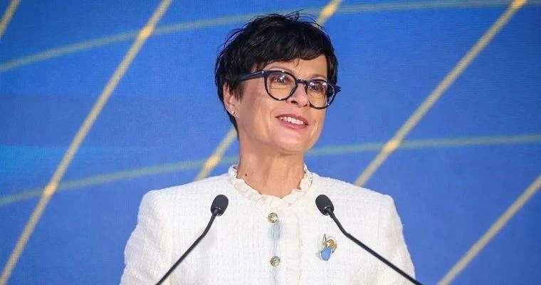 Кто в курсе , шоце за лицо не обезображенное интеллектом ..Молдавские СМИ постоянно ее ...