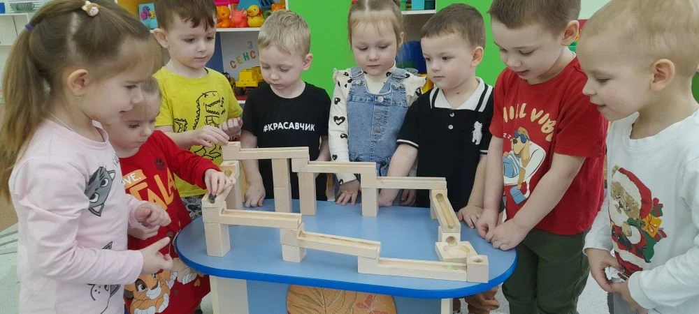 Дети второй младшей группы «Б» с большим интересом играли в развивающий конструктор KUB...