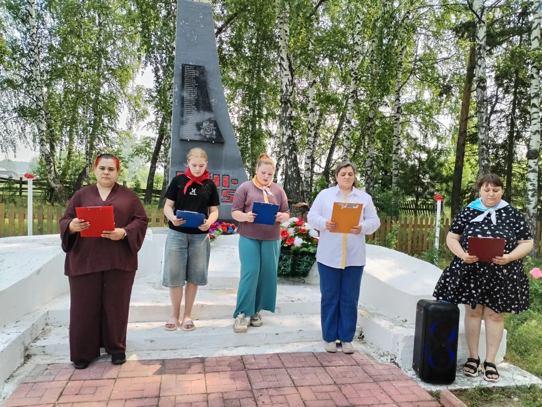 🎗️ПОМНИМ. СКОРБИМ. ГОРДИМСЯ.🕯

Тот самый длинный день в году — 
С его безоблачной погодой 
Нам выд