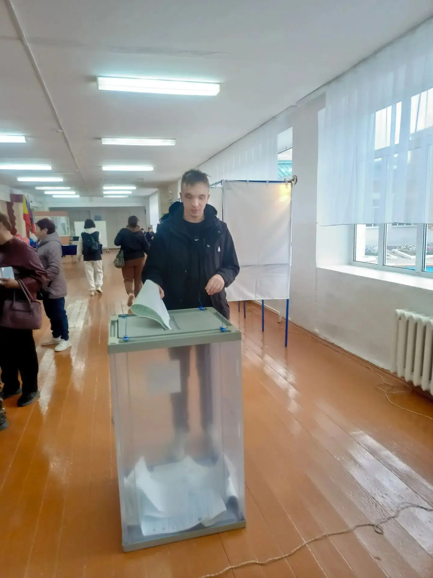 В Новоорловской школе сегодня особенно многолюдно. Избирательный участок №817 стал цент...