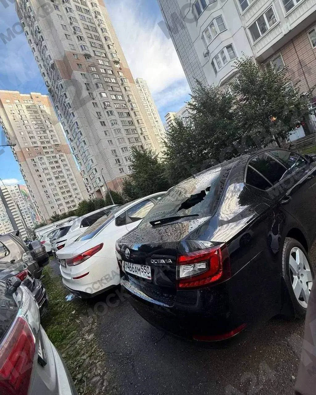 Вчера с многоэтажки в Трёхгорке неизвестные сбрасывали строительный мусор – повреждены ...