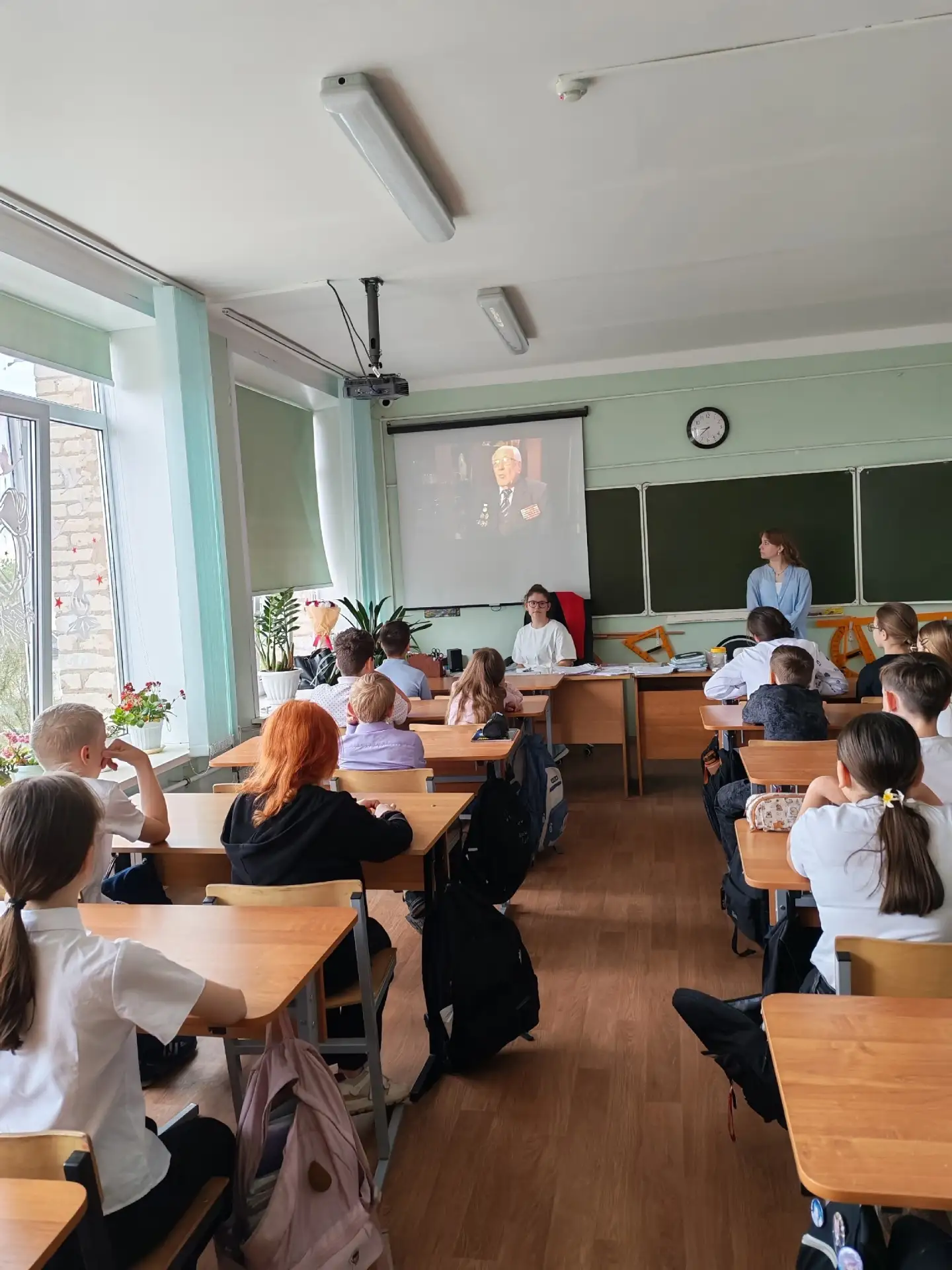 Всем привет! Сегодня девочки из 9«А» провели классный час у ребят 5«А», посвященный Блокаде Ленингра