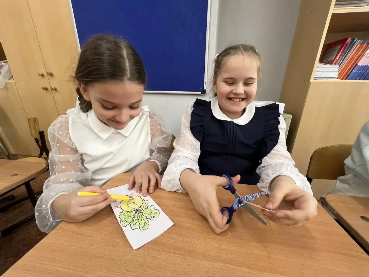 🎭 Два класса — одна команда: как 4 «Д» и 1 «Б» оживили «Репку»  В нашей школе прошёл необычный творч