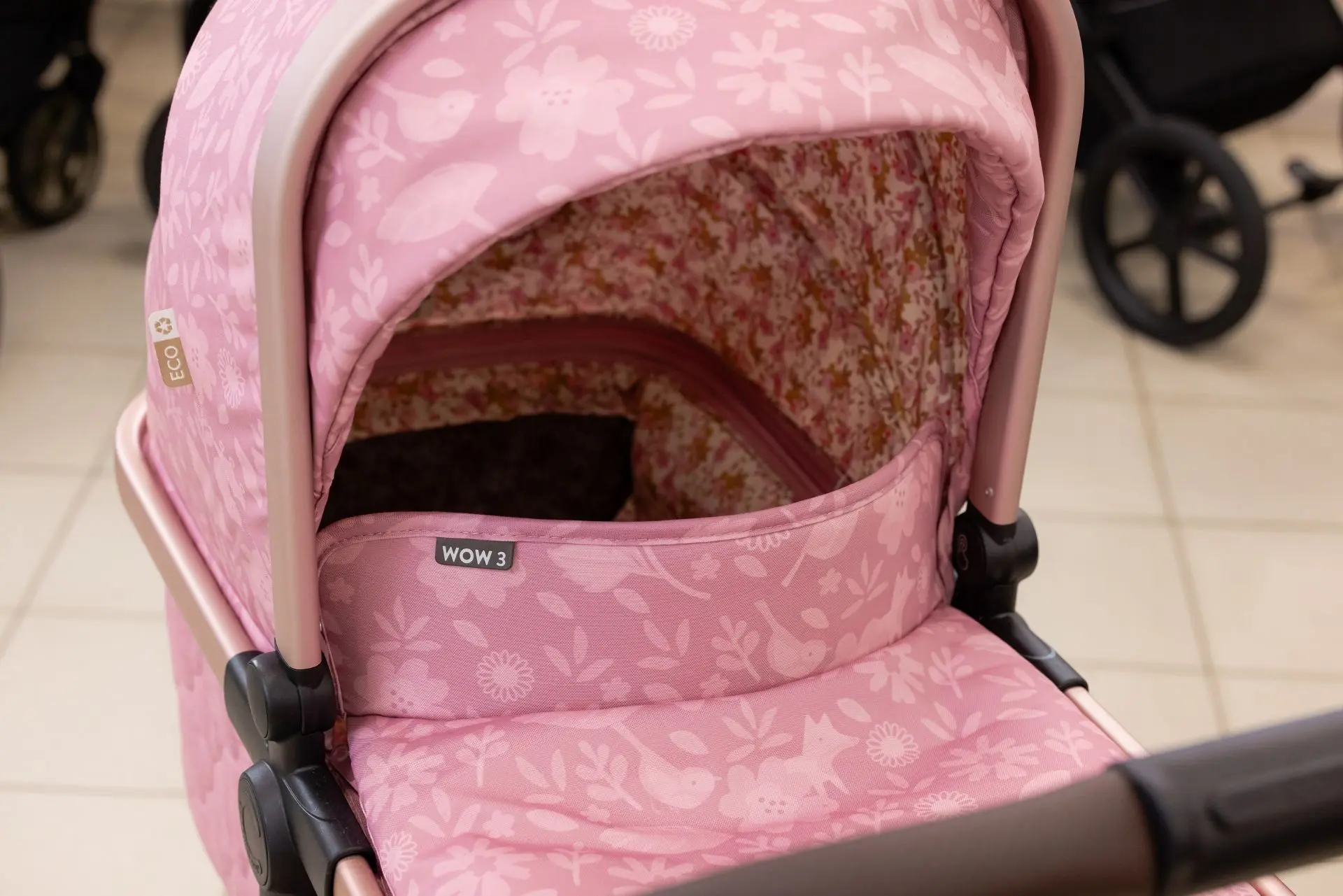 Очень оригинальная модель коляски — Cosatto Wow 3 2 в 1 в цвете Camille😍

✔️ Фирменная особенность 