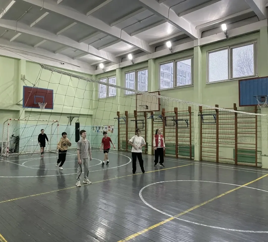 📅 28 февраля в нашей школе прошла товарищеская пионербольно-волейбольная встреча между командами 6Б 