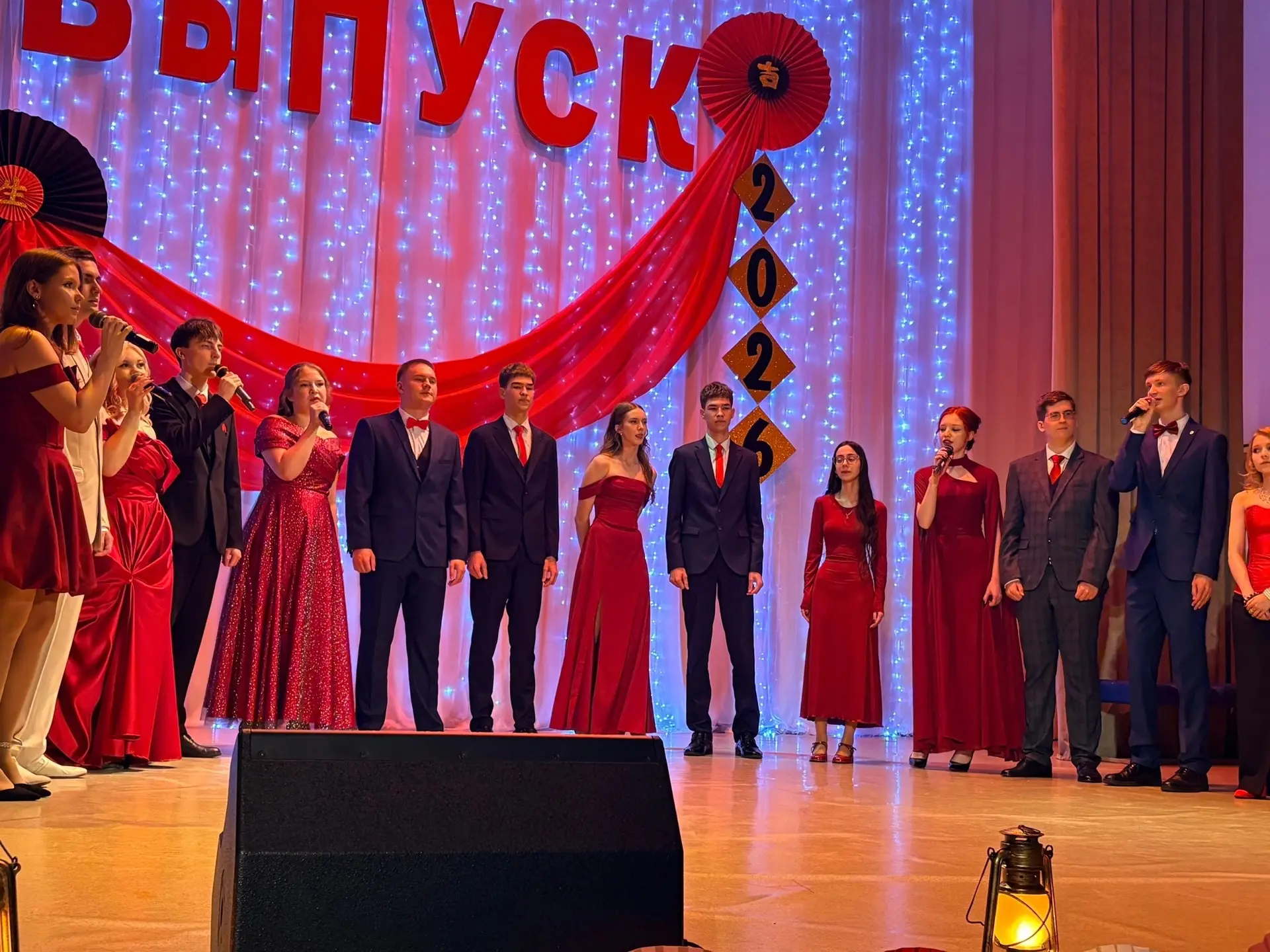 ✨ Бал фонарей 2026: когда зажигаются мечты 🏮

Выпускной вечер в 11-ом классе превратился в настоящу