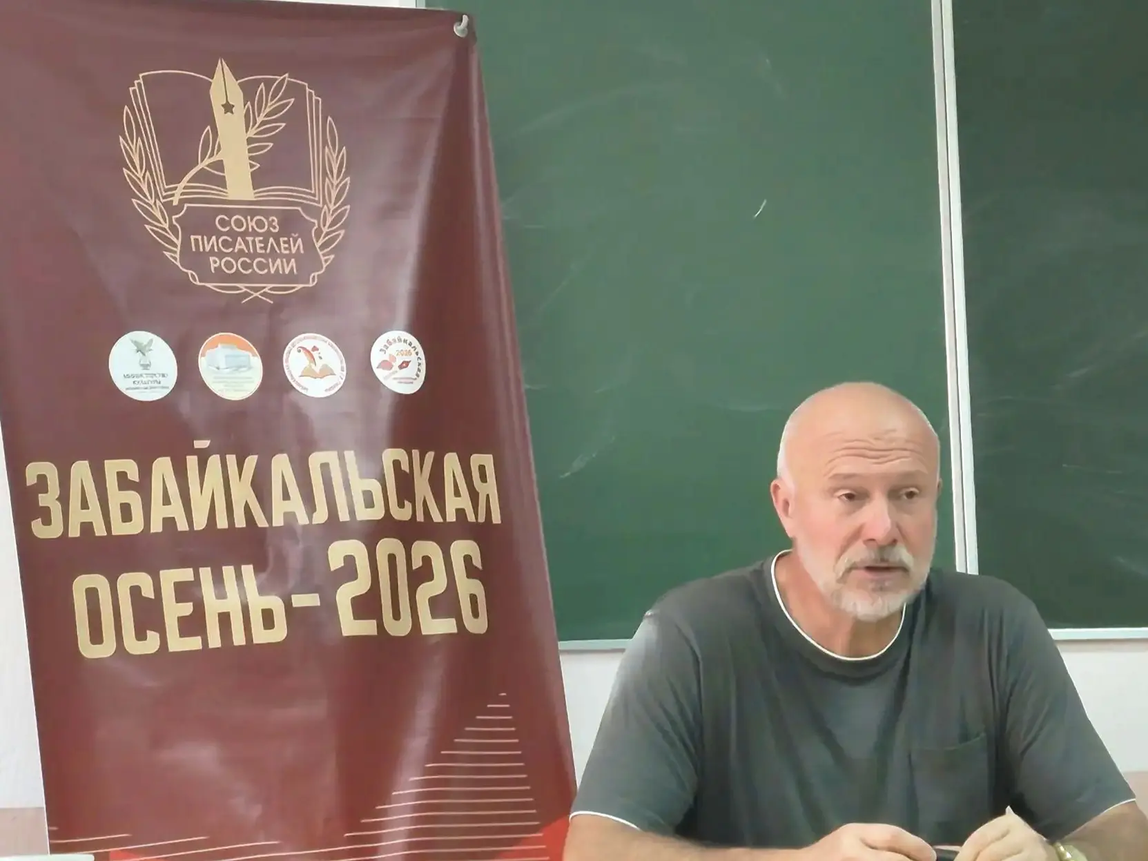 Тем временем Андрей Убогий продолжает общаться с будущими медиками — на этот раз встреч...