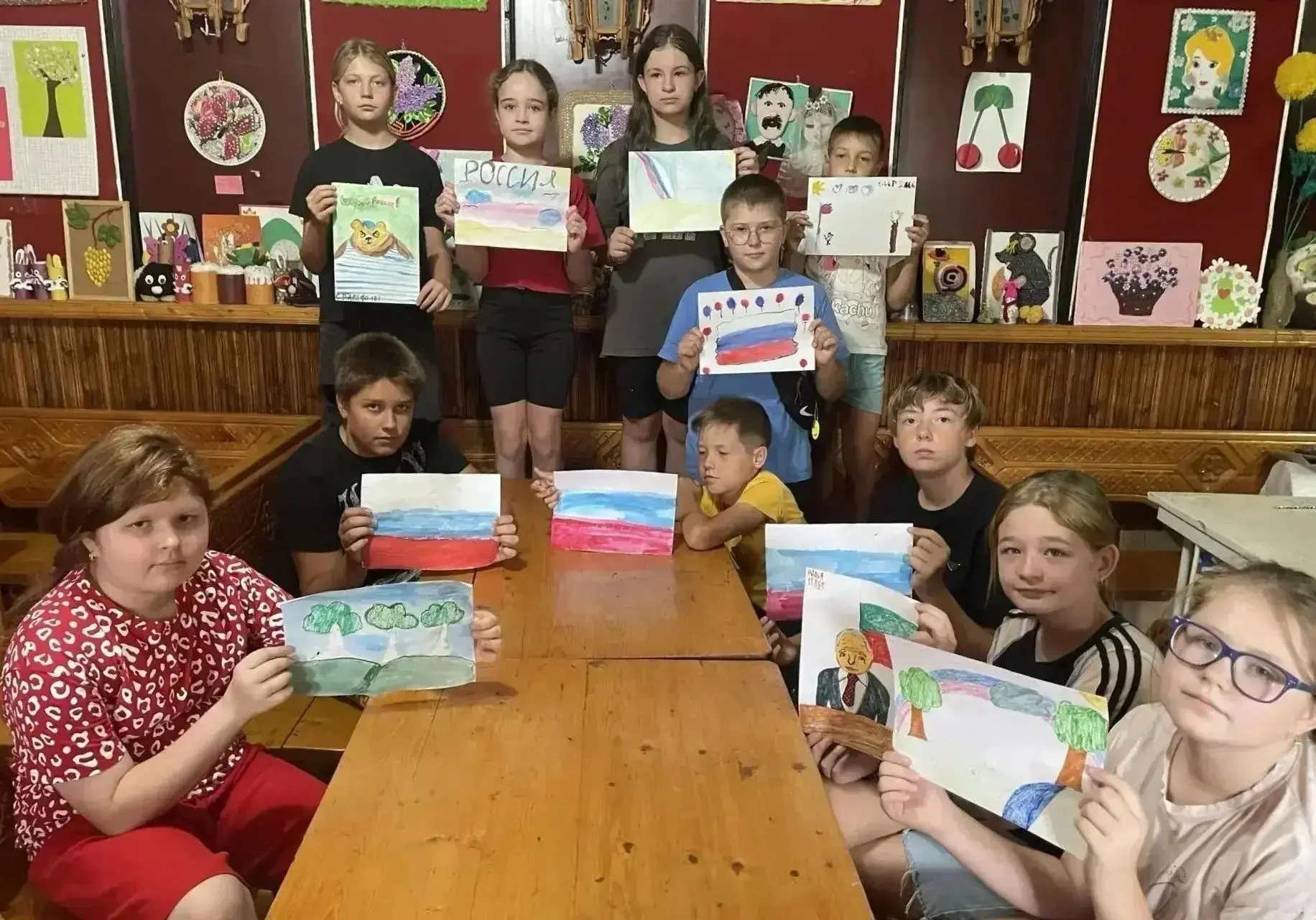 Юные художники Туркинского встретили День флага с кистями в руках 🎨🇷🇺