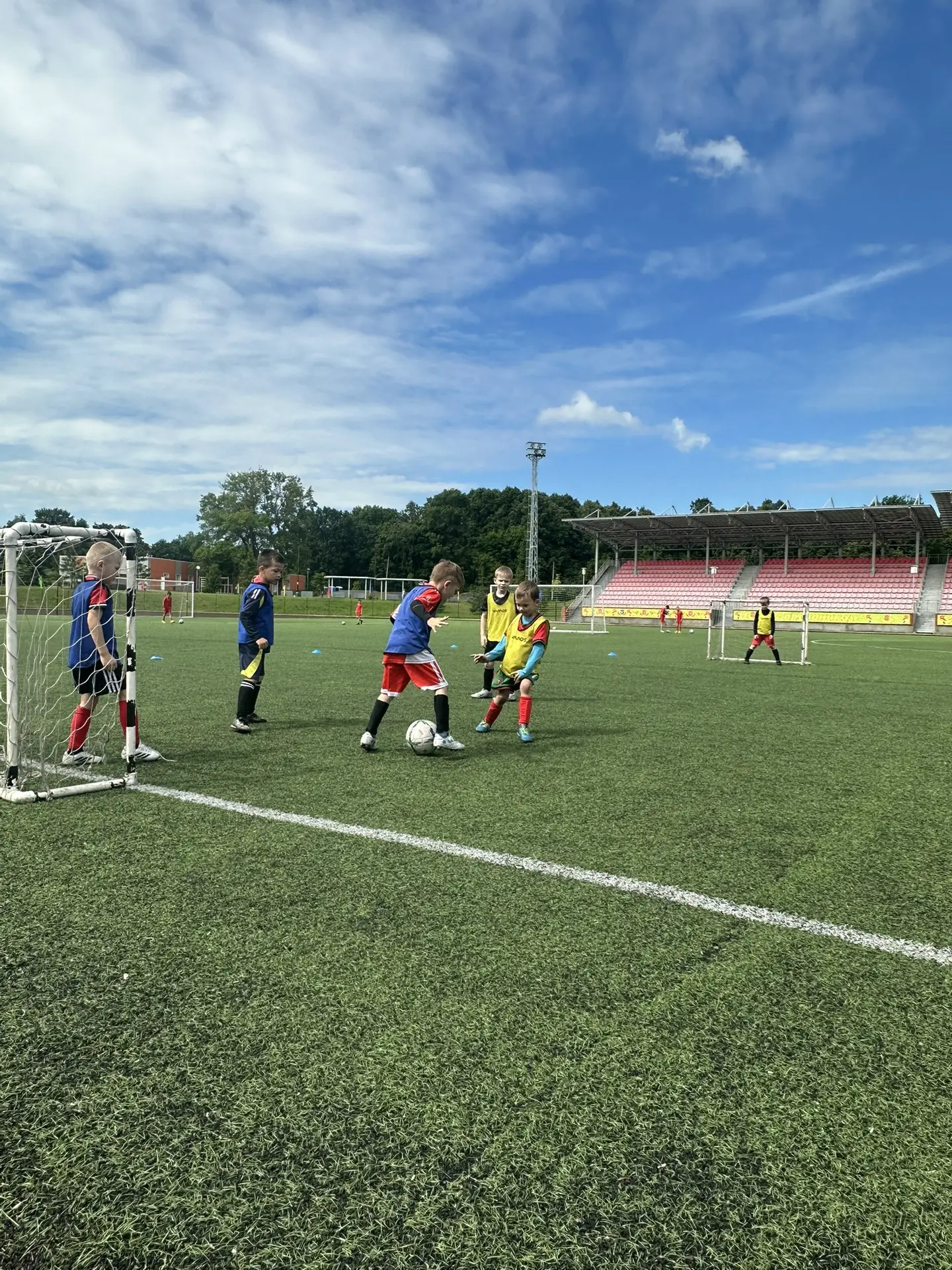 Наши юные спортсмены на тренировке⚽️