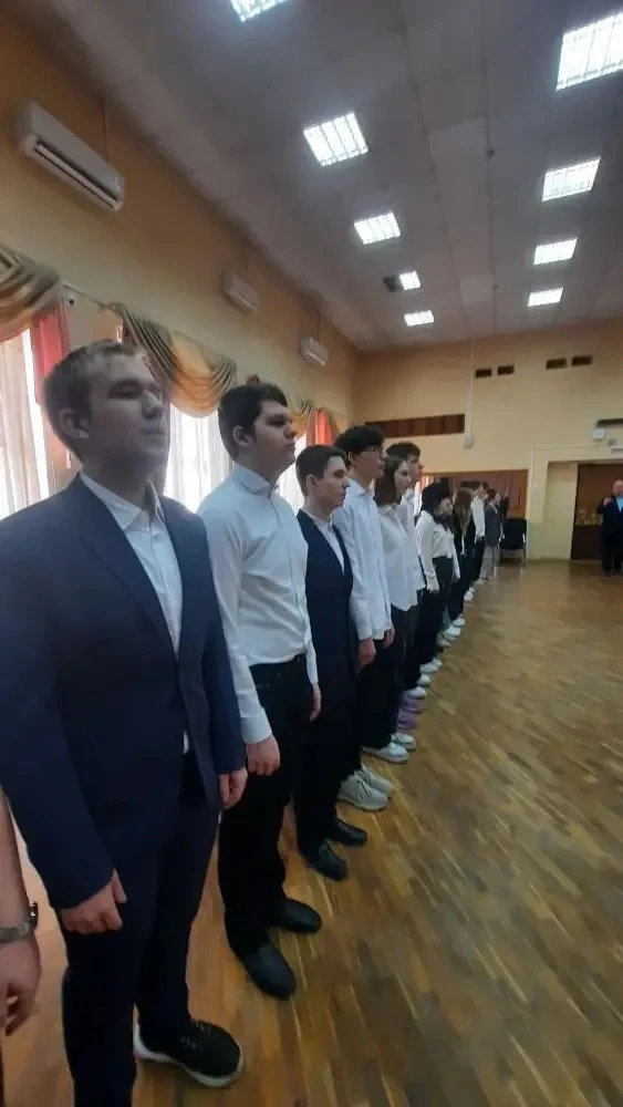🇷🇺Понедельник традиционно начался с торжественного подъёма флага Российской Федерации и исполнения Г