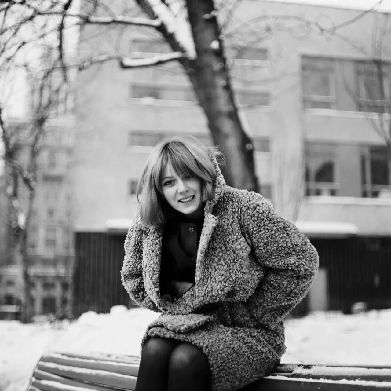 Старшая дочка пишет: «Смотри, что я нашла!». 

И присылает черно-белую фотографию. На ней ее мама, п