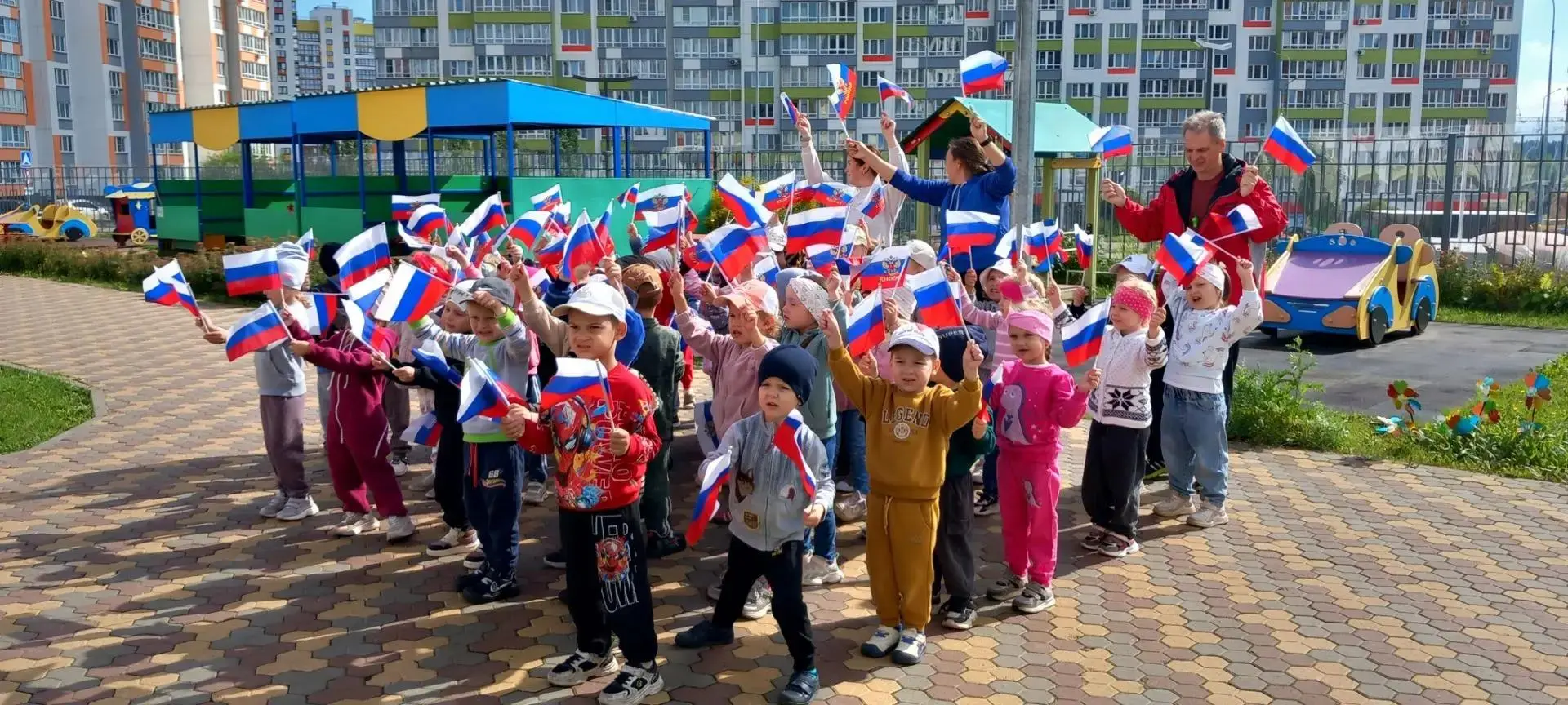 В преддверии Дня Государственного флага Российской Федерации в нашем детском саду проше...