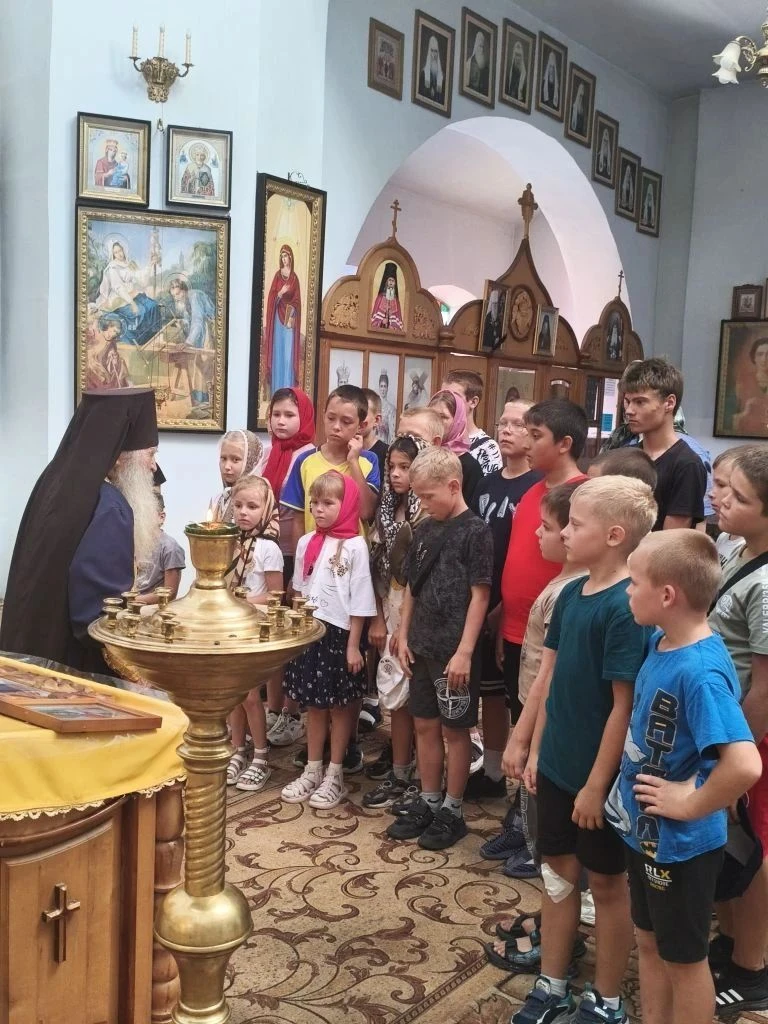 Пришкольный лагерь дневного пребывания МБОУ СОШ №6 посетил Свято-Покровский храм станиц...