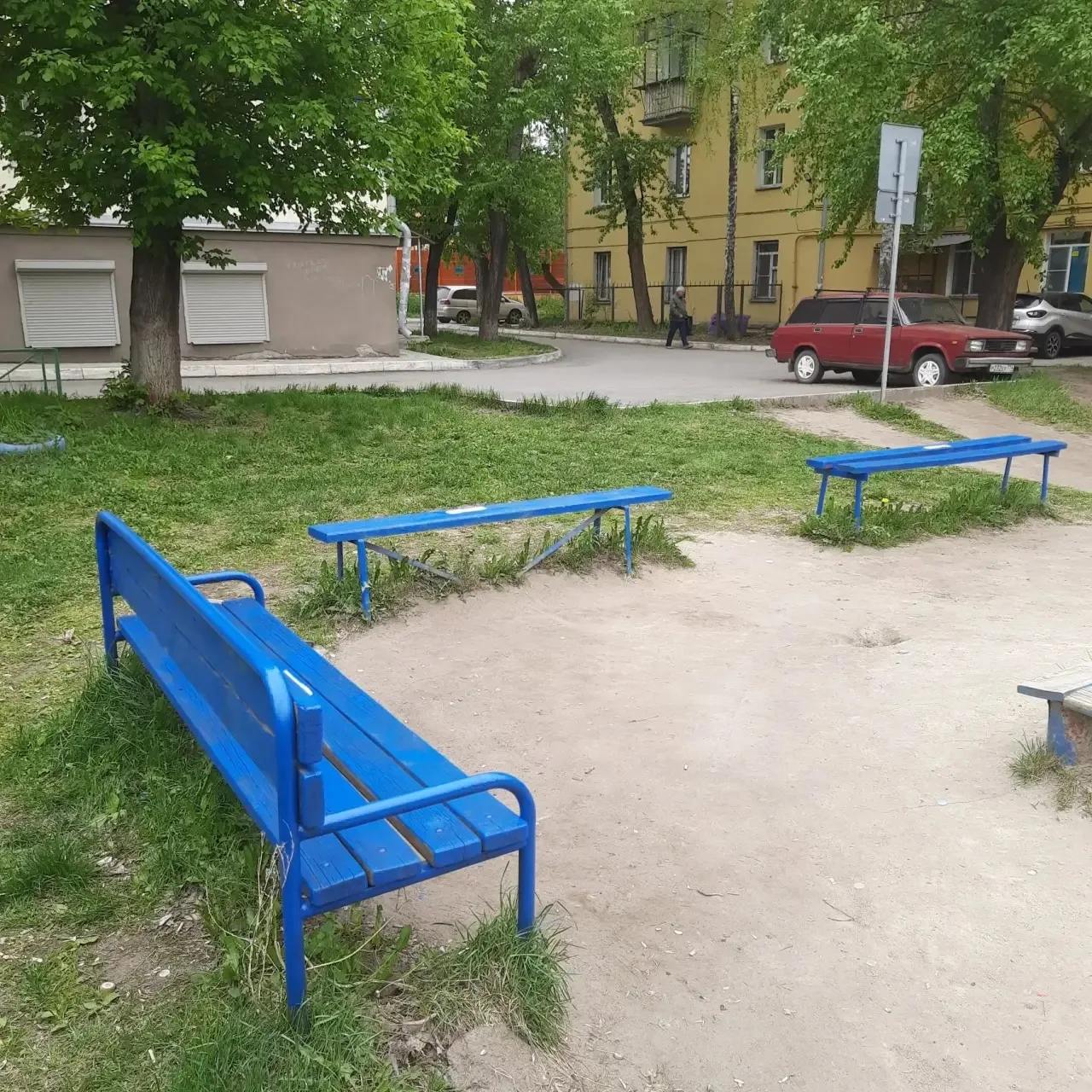Покраска скамеек на ул. Ульяны Громовой,  д. 12