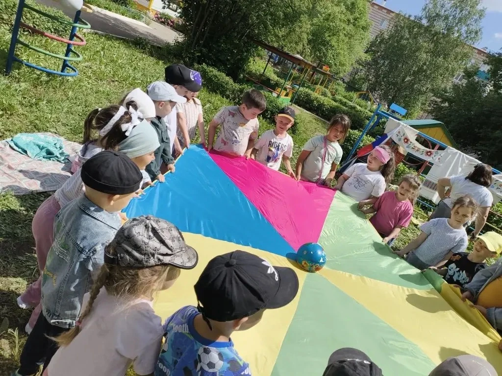 Сегодня  дети погрузились в атмосферу традиционного татарского праздника — Сабантуя. Ребята участвов