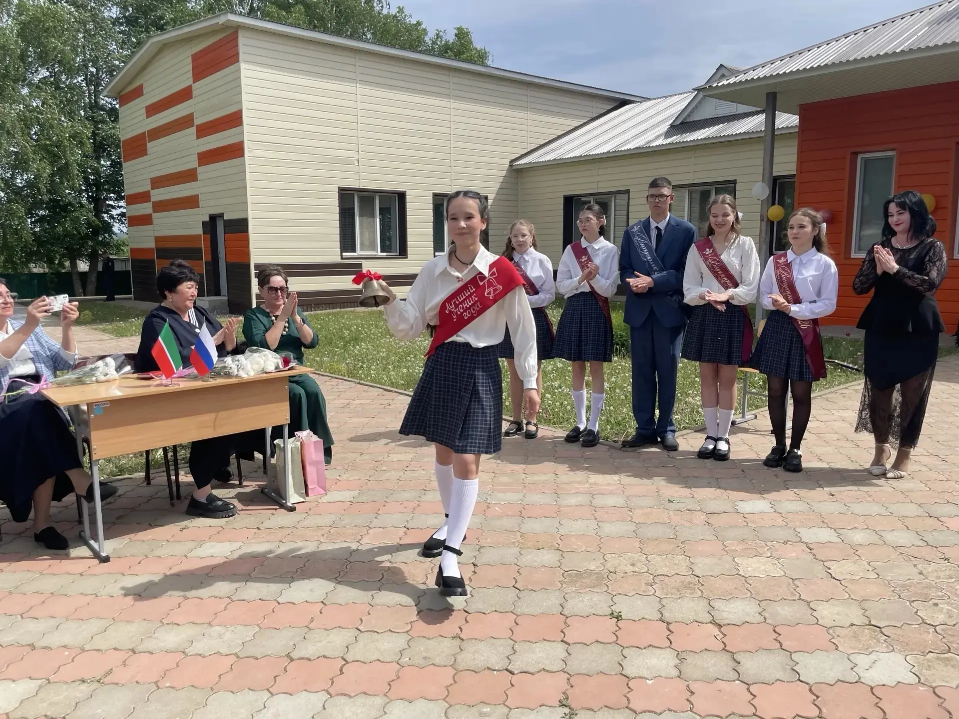В школе состоялась торжественная церемония «Последний звонок», знаменующая завершение у...